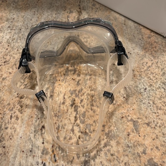 Scuba and Snorkle mask. It's a kids mask and it's adjustable - Picture 3 of 4